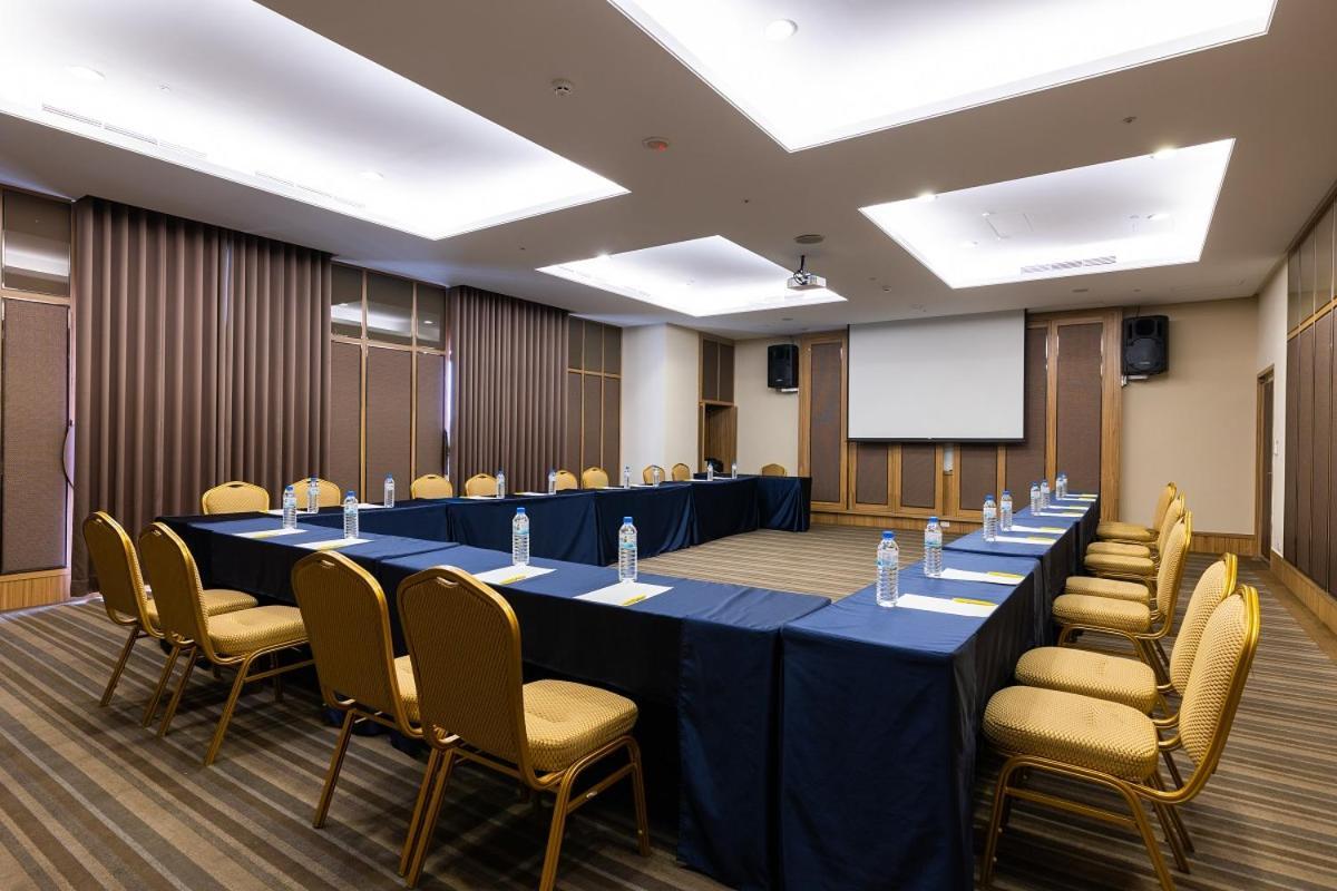 Golden Tulip - Aesthetics Hotel Zhunan Bagian luar foto